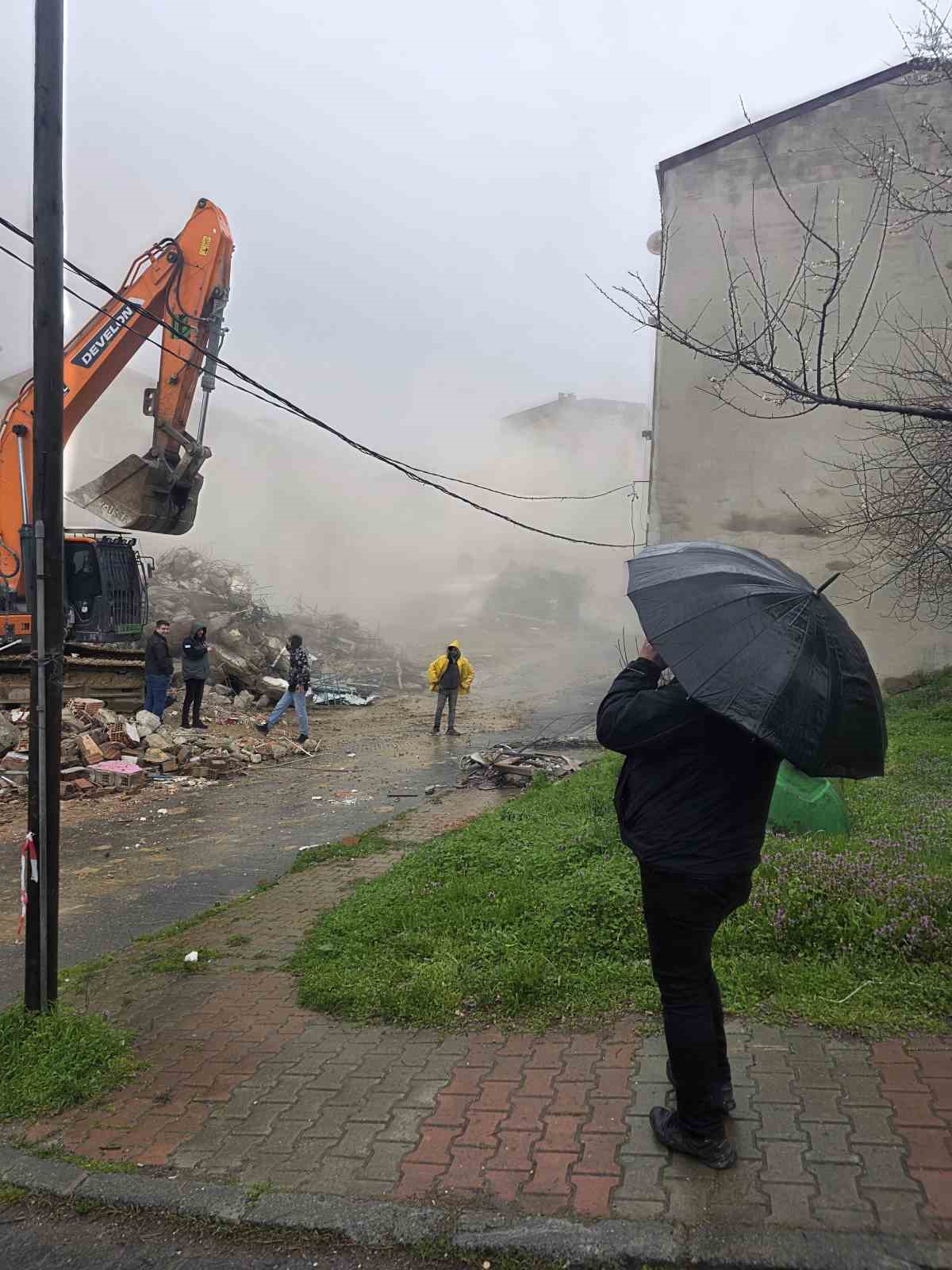 "Bu işin ustasıyız" diyen İBB ekibinin tehlikeli yıkımı kamerada: 5 katlı bina yerle bir oldu, yan binanın kolonu zarar gördü
