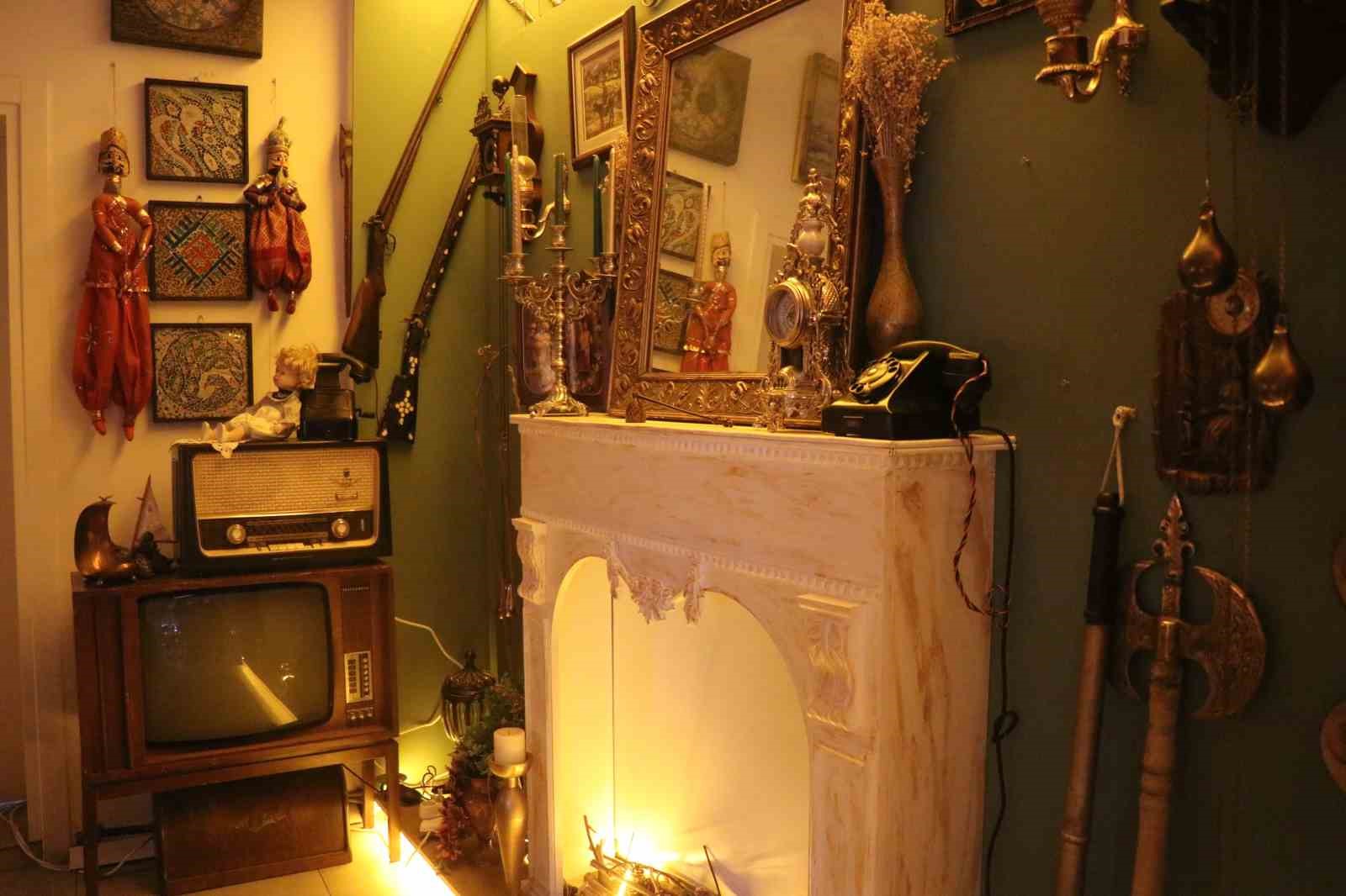 Bu kafenin kapısından giren geçmişe gidiyor
