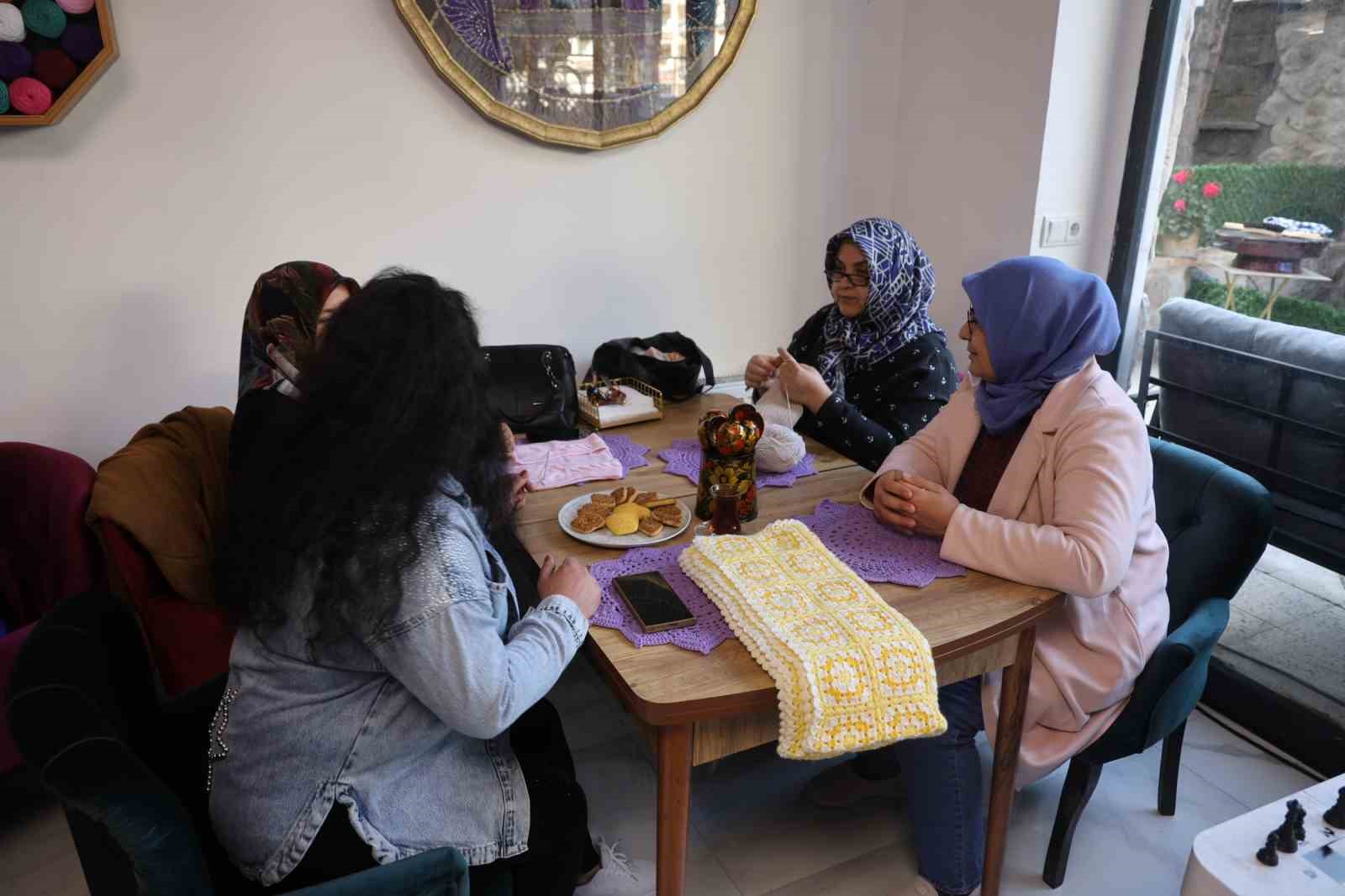 Bu kafeye erkekler giremiyor
