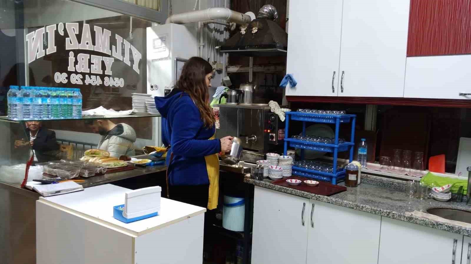 Bu kahvehaneye kadın eli değdi, müşteriler memnun
