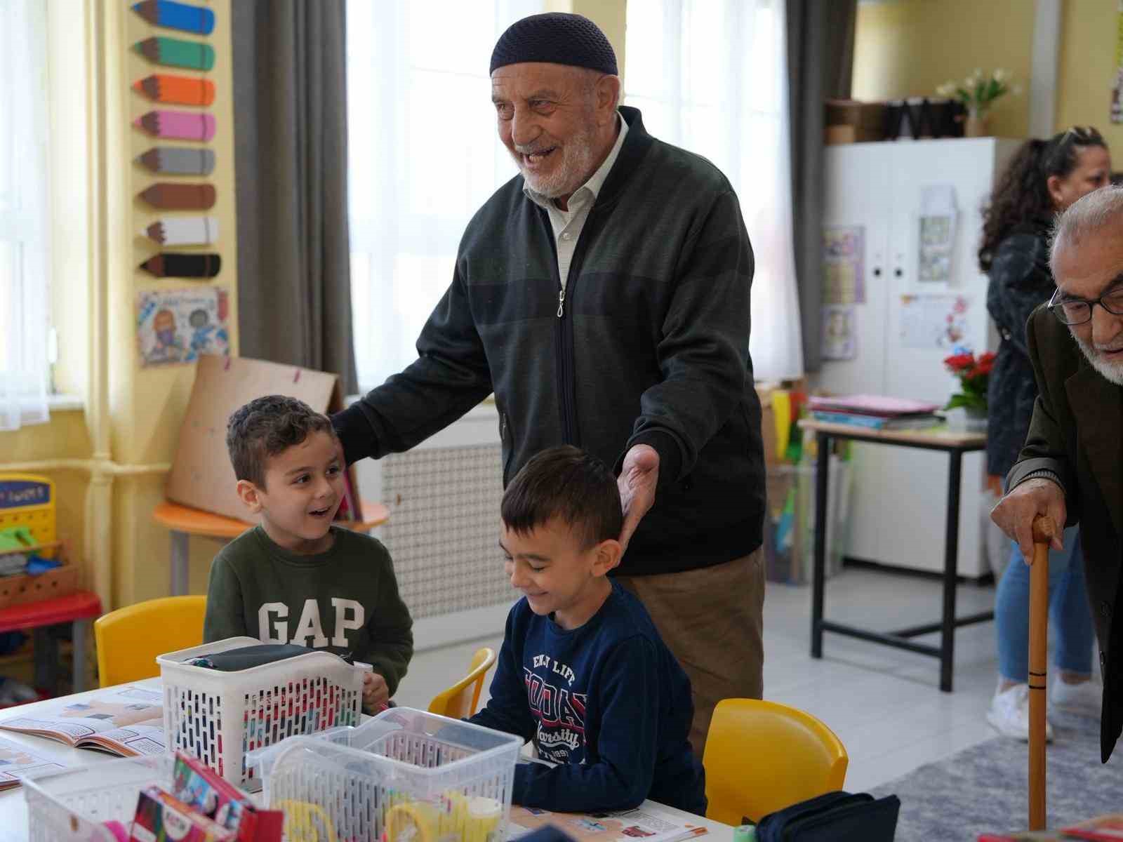 Bu kez yaşlılar minikleri ziyaret etti
