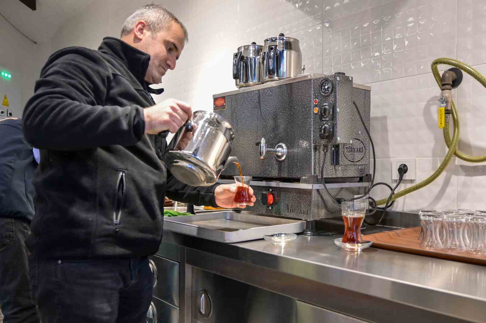 Bu kıraathanede çay 5 lira, muhabbet sınırsız
