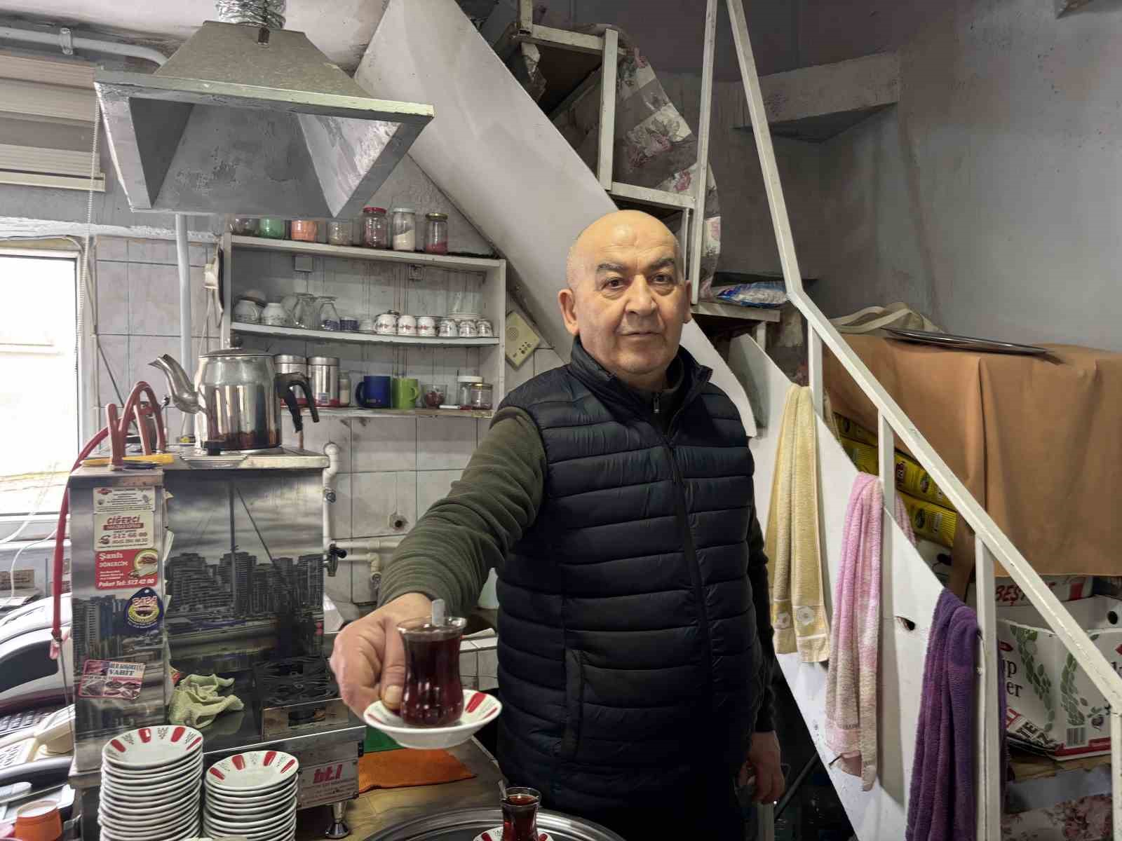 Bu kıraathanede çay 5 lira
