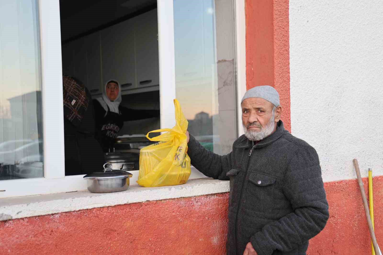 Bu köyde iftar vakti evlerde yemek pişirmek yasaklandı
Bu köyde iftar vakti evlerde yemek pişirmek yasaklandı