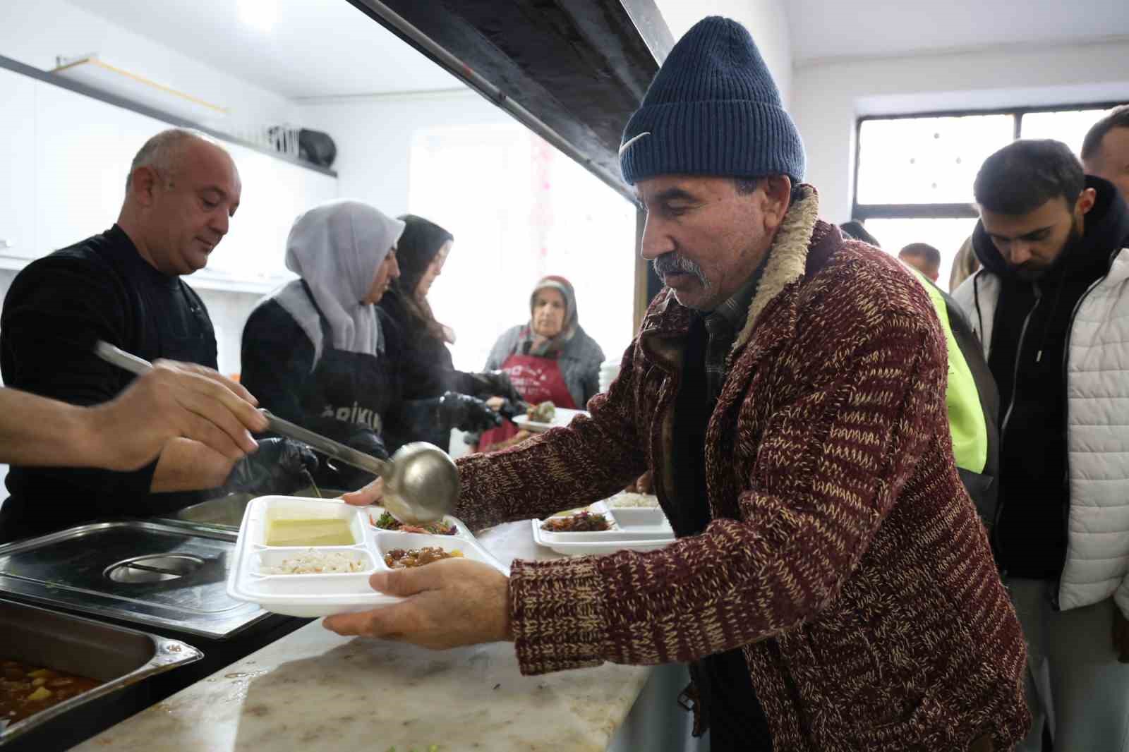 Bu köyde iftar vakti evlerde yemek pişirmek yasaklandı
Bu köyde iftar vakti evlerde yemek pişirmek yasaklandı