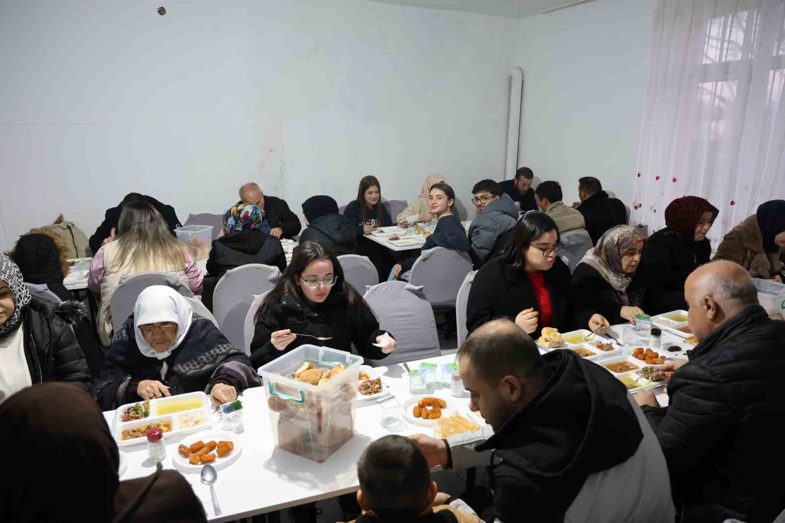 Bu köyde iftar vakti evlerde yemek pişirmek yasaklandı
Bu köyde iftar vakti evlerde yemek pişirmek yasaklandı