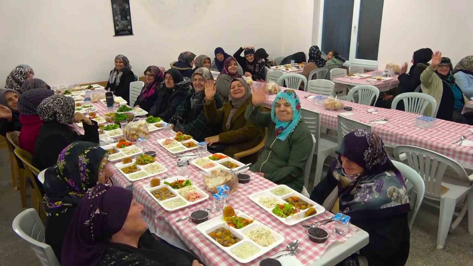 Bu köyde Ramazan boyunca yemeklere kadın eli değmiyor
