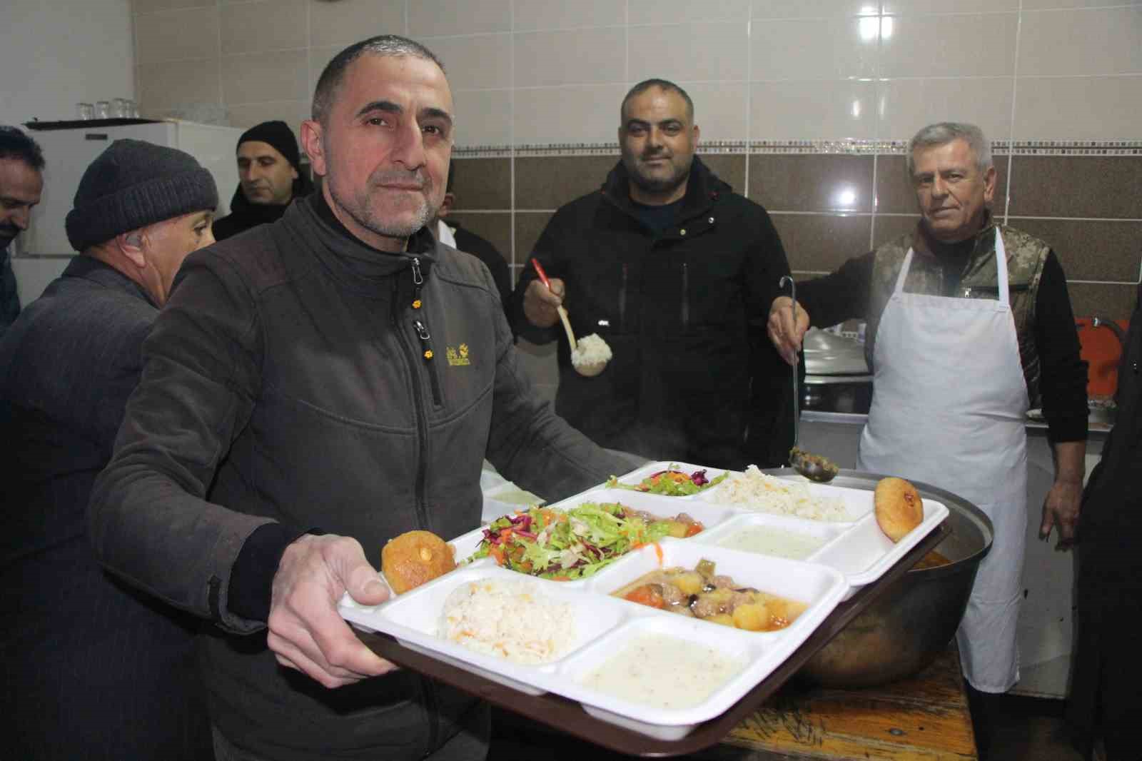 Bu köyde Ramazan boyunca yemeklere kadın eli değmiyor
