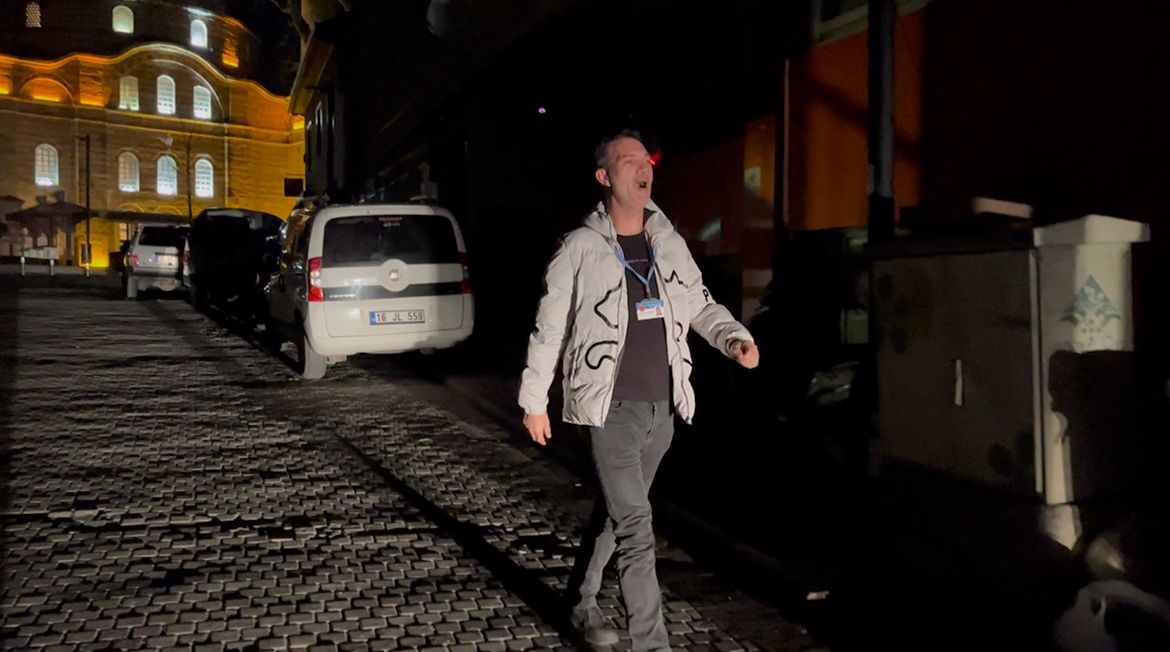 Bu mahallede davul çalanın başı belaya giriyor...Pilava pilava diye zillere basıyorlar
