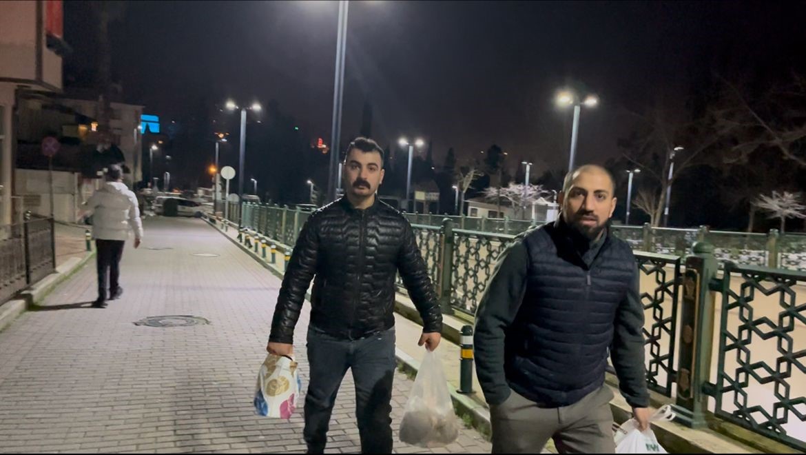 Bu mahallede davul çalanın başı belaya giriyor...Pilava pilava diye zillere basıyorlar
