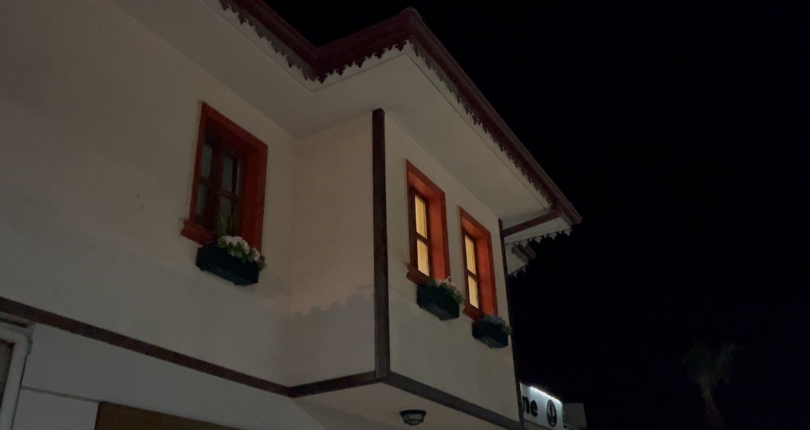 Bu mahallede davul çalanın başı belaya giriyor...Pilava pilava diye zillere basıyorlar
