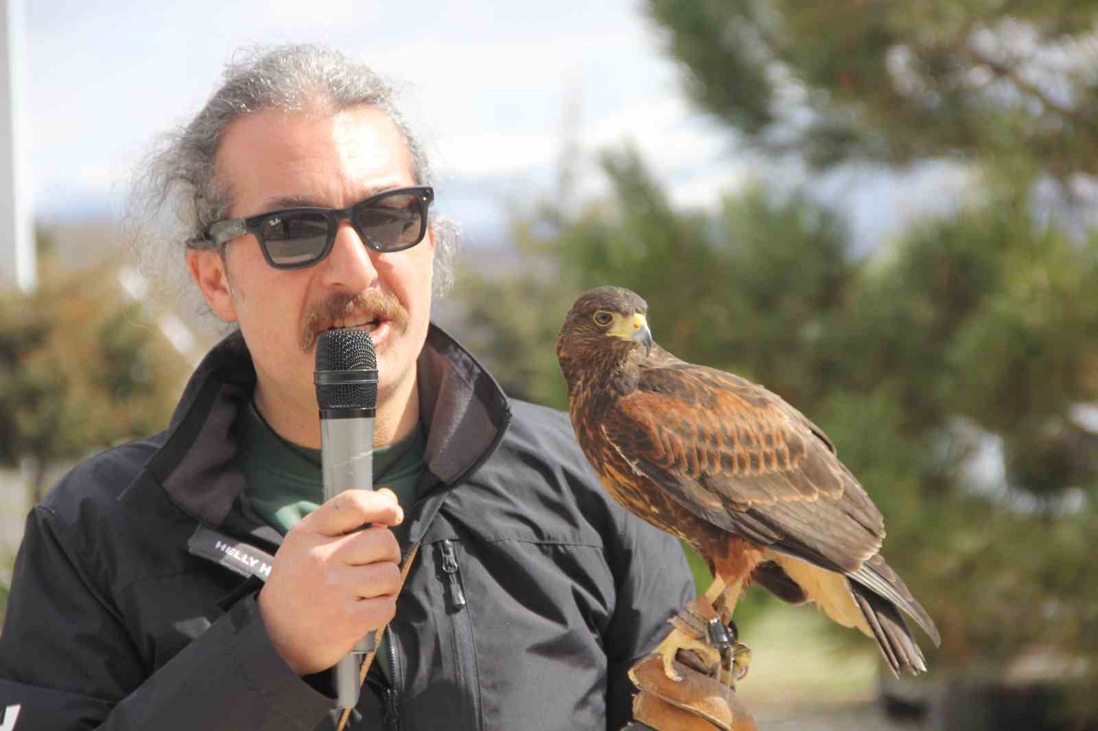 Bu Nevruz diğerlerinden farklı: Kurtlar alanda gezdi, şahin havada uçtu
Bu Nevruz diğerlerinden farklı: Kurtlar alanda gezdi, şahin havada uçtu