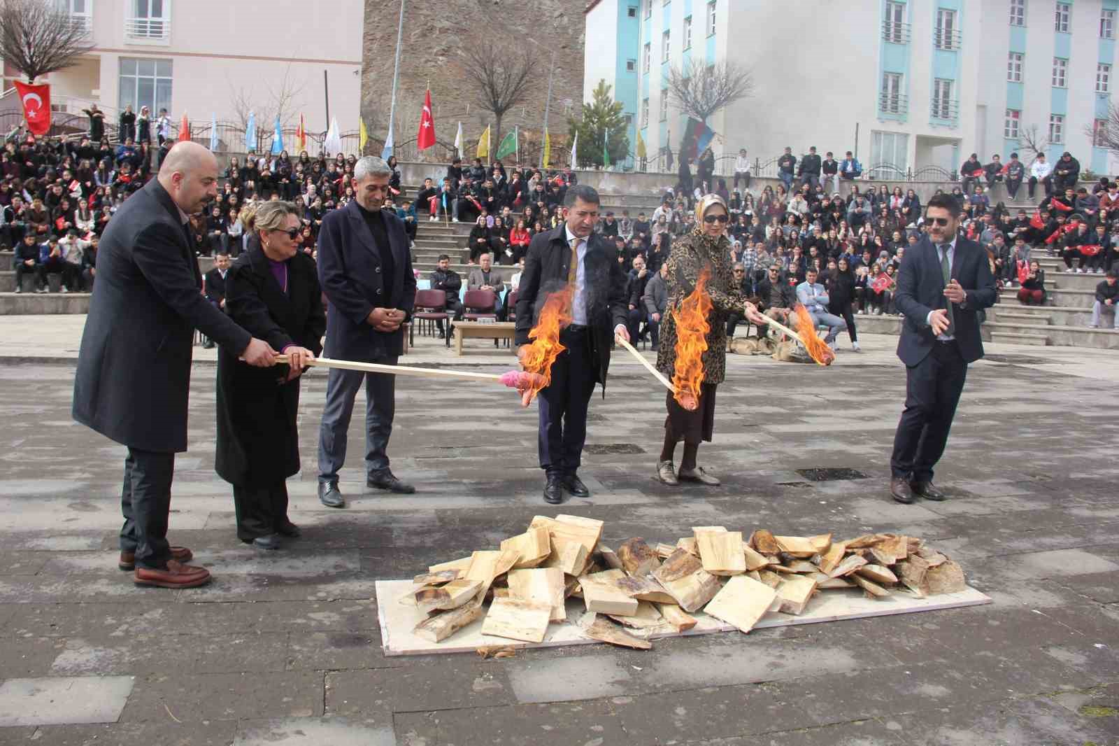 Bu Nevruz diğerlerinden farklı: Kurtlar alanda gezdi, şahin havada uçtu
Bu Nevruz diğerlerinden farklı: Kurtlar alanda gezdi, şahin havada uçtu