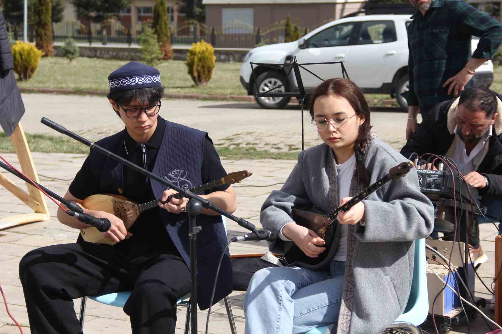 Bu Nevruz diğerlerinden farklı: Kurtlar alanda gezdi, şahin havada uçtu
Bu Nevruz diğerlerinden farklı: Kurtlar alanda gezdi, şahin havada uçtu