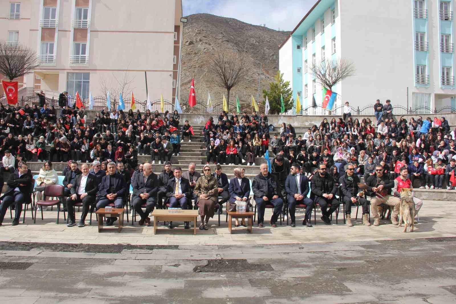 Bu Nevruz diğerlerinden farklı: Kurtlar alanda gezdi, şahin havada uçtu
Bu Nevruz diğerlerinden farklı: Kurtlar alanda gezdi, şahin havada uçtu