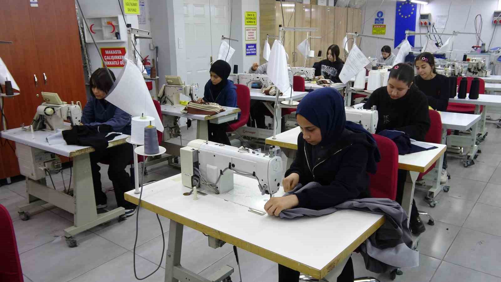 Bu okulda geleceğin modacıları yetişiyor
