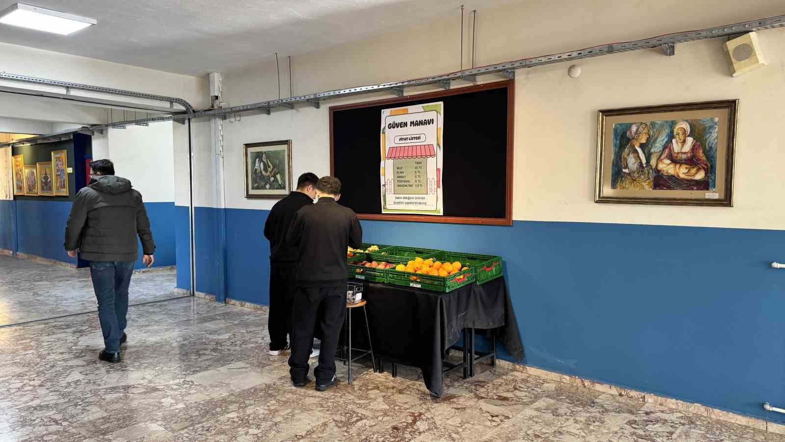 Bu okulda manav var, görevli yok
