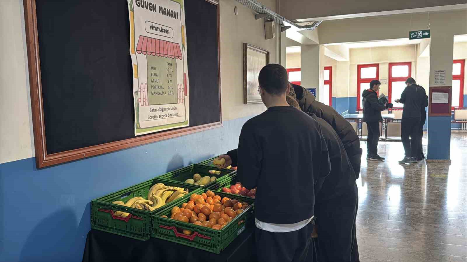 Bu okulda manav var, görevli yok
