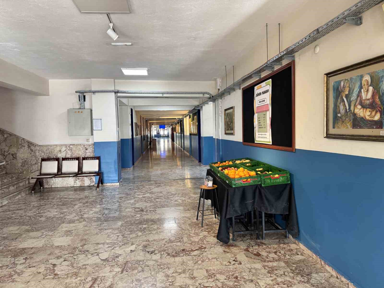 Bu okulda manav var, görevli yok
