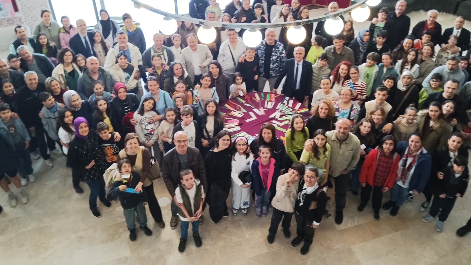 Bu okulda veliler çocuklarıyla sınava girdi...
