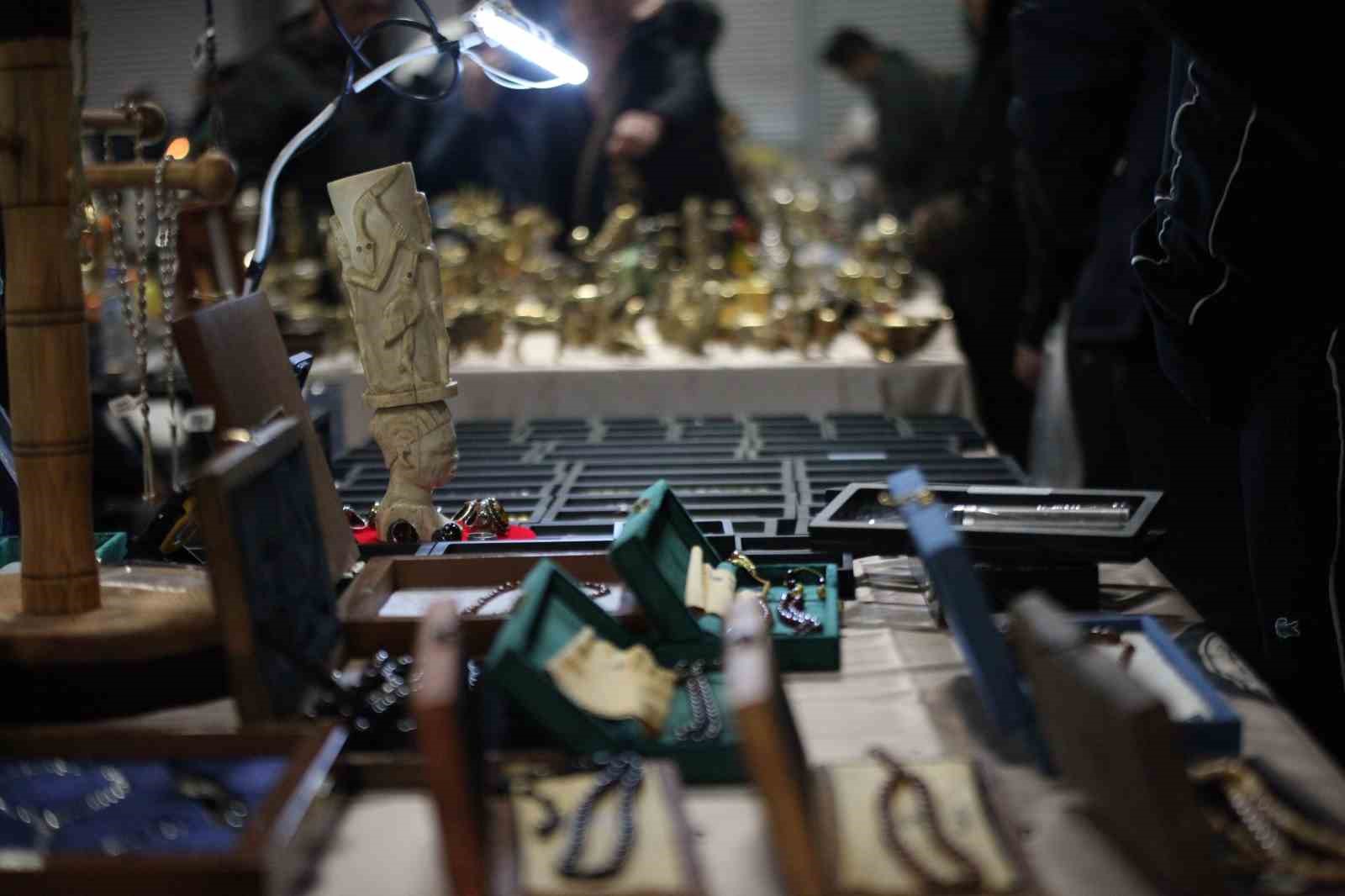 Bu pazarda tezgahtakiler geçmişe götürüyor
