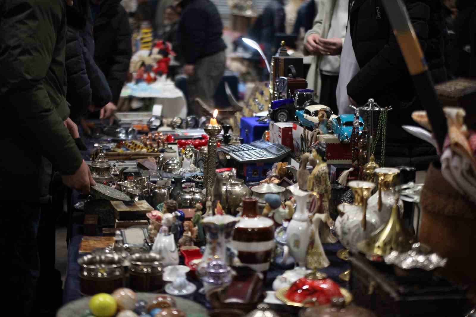 Bu pazarda tezgahtakiler geçmişe götürüyor
