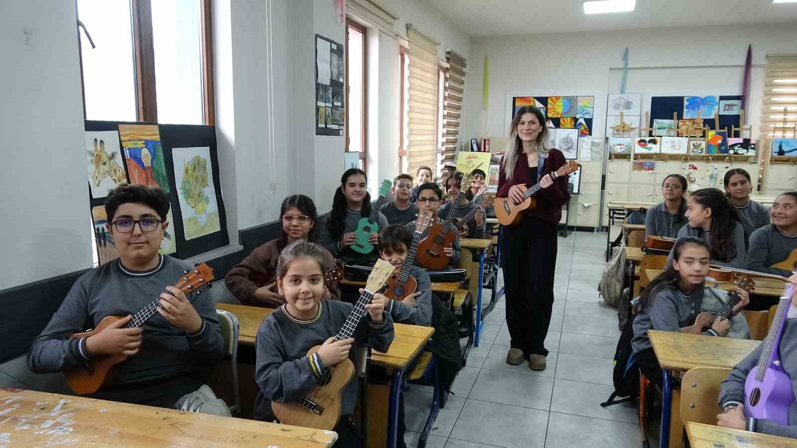 Bu sınıfta tüm öğrenciler enstrüman çalıyor
