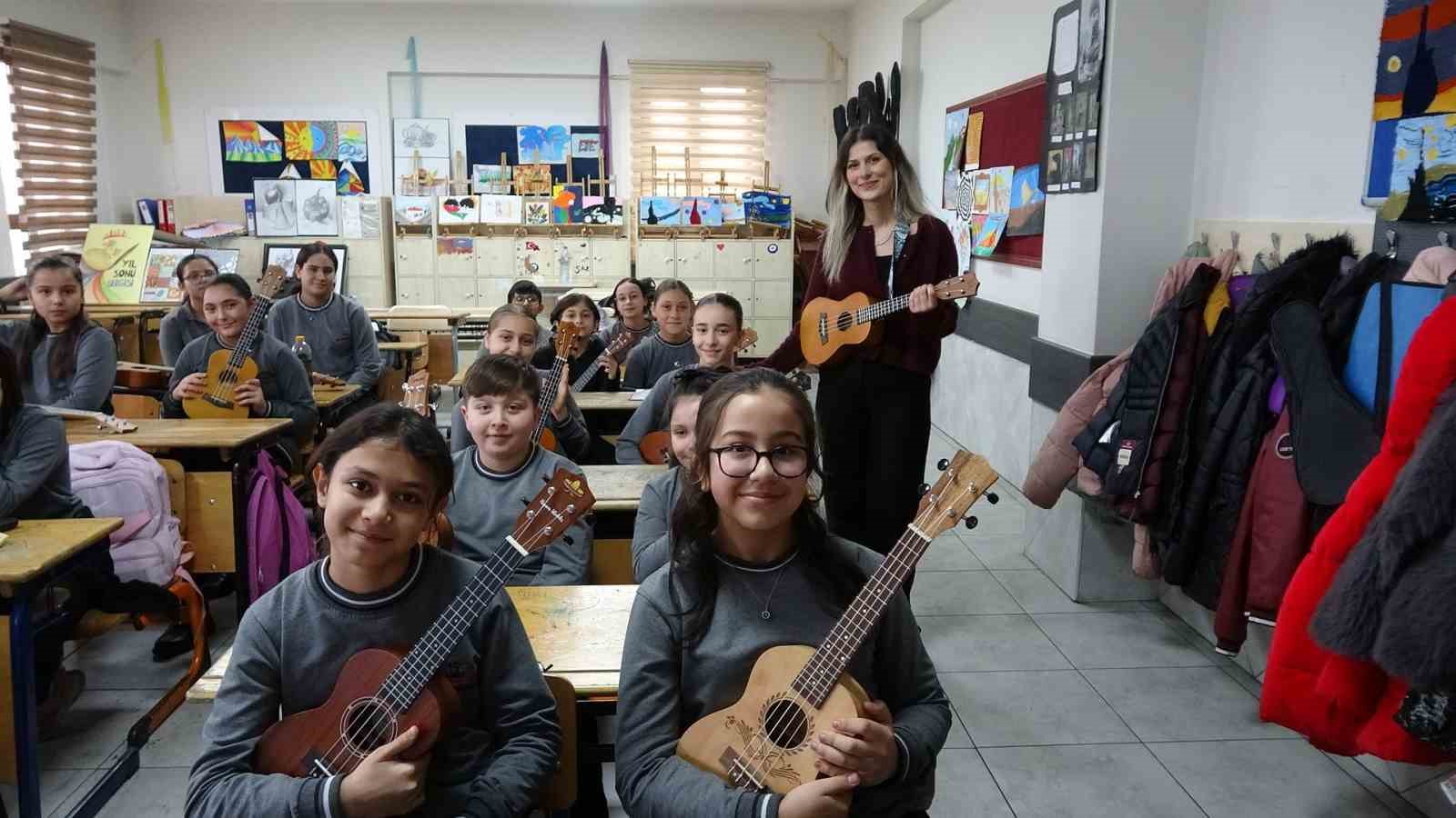 Bu sınıfta tüm öğrenciler enstrüman çalıyor
