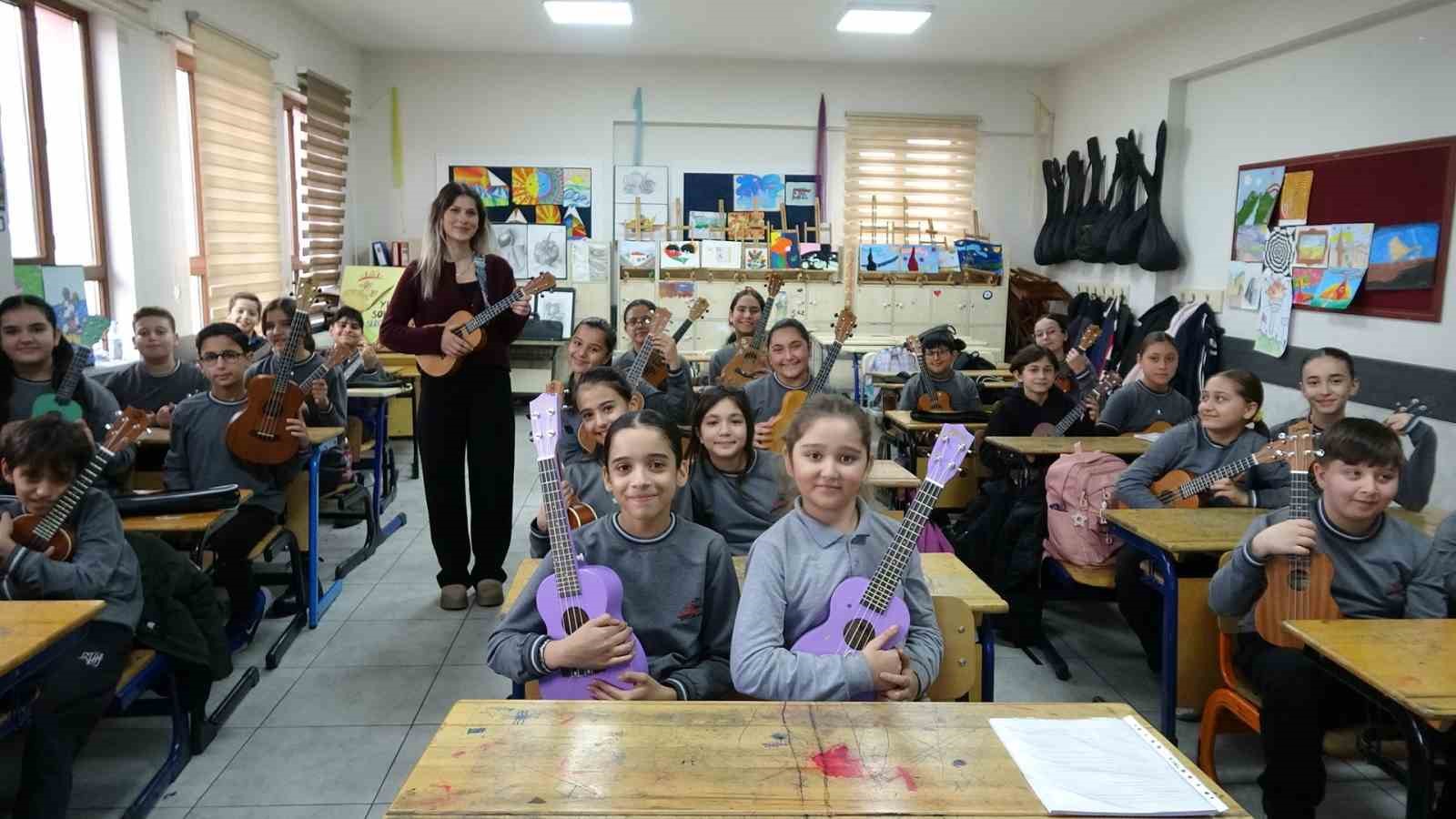 Bu sınıfta tüm öğrenciler enstrüman çalıyor
