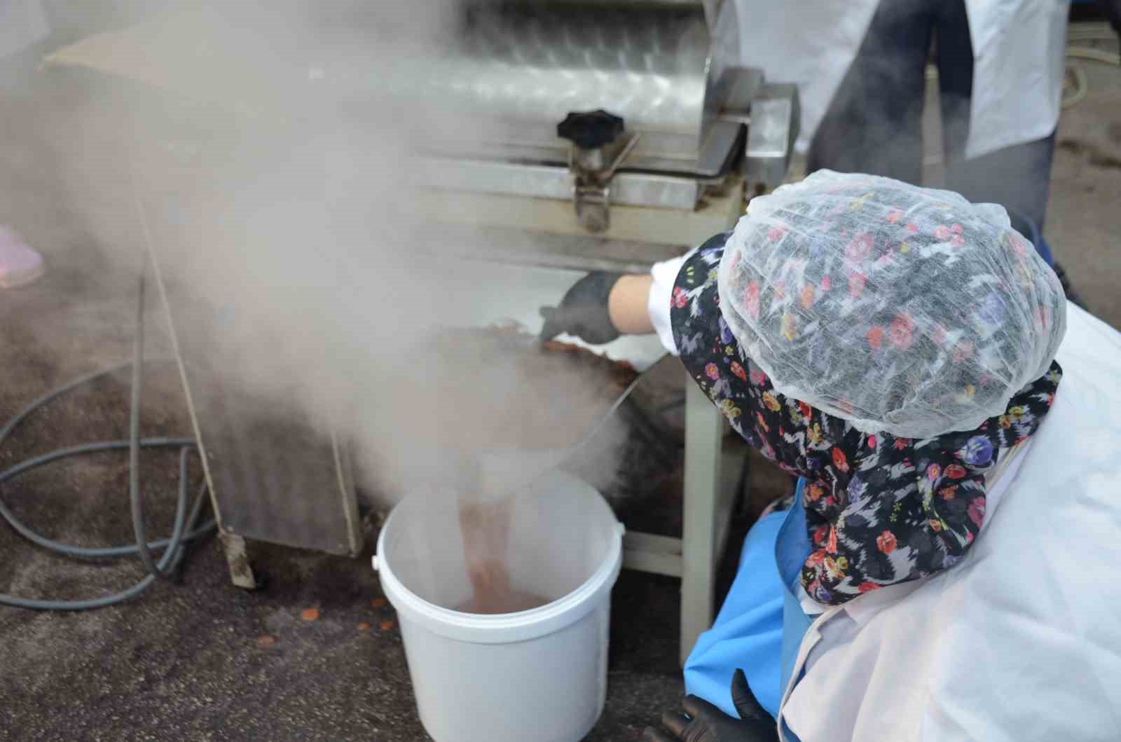 Bu tesiste günde 10 bin adet ayva ve nar lokumu üretiliyor
