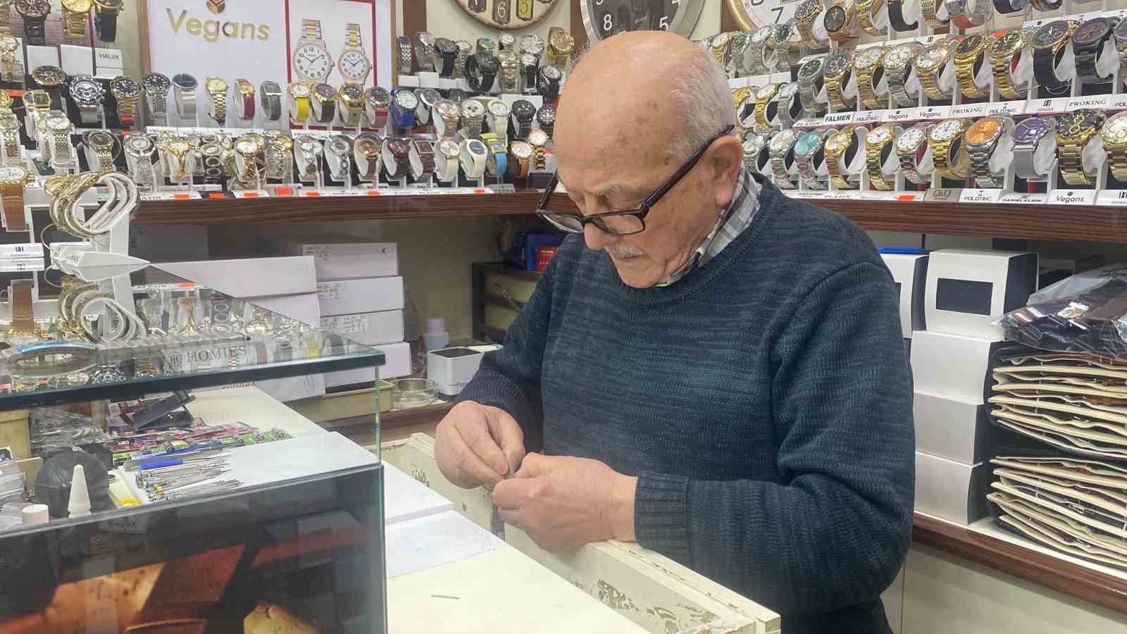 Bu ustalar saatleri yeniden ayarlıyor
