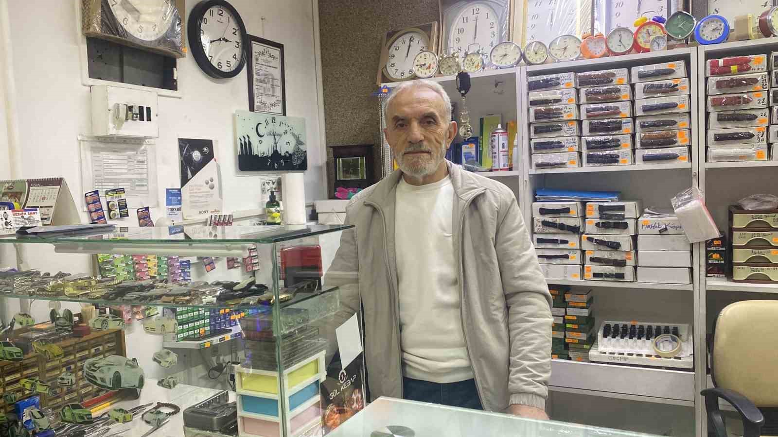 Bu ustalar saatleri yeniden ayarlıyor
