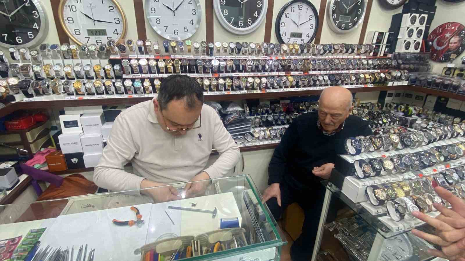 Bu ustalar saatleri yeniden ayarlıyor
