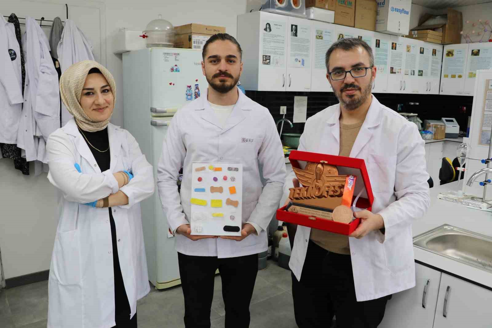 Bu yara bandı hem hızlı iyileştiriyor hem de geri dönüşüm kullanılarak yapılıyor
