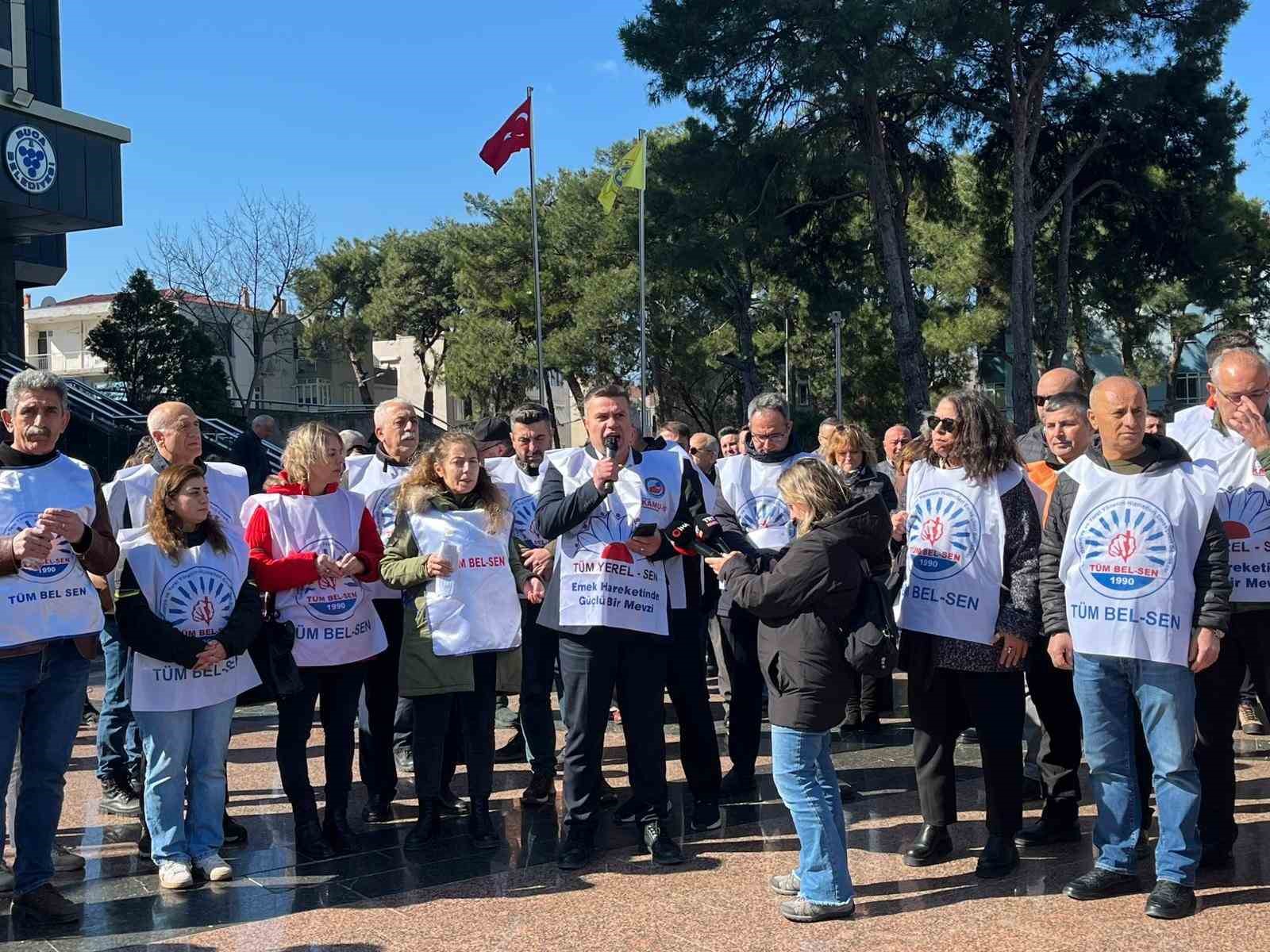 Buca Belediyesinde memurların ’alacak’ eylemi sürüyor
