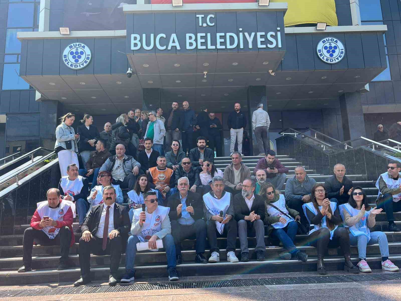 Buca ve Karşıyaka belediyelerinde memurlar iş bırakma eyleminde
