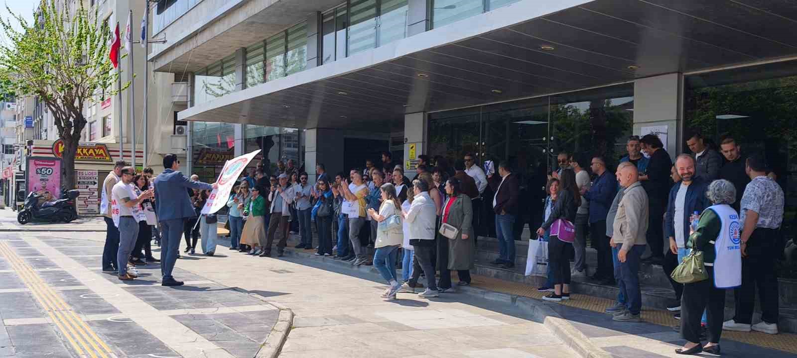 Buca ve Karşıyaka belediyelerinde memurlar iş bırakma eyleminde
