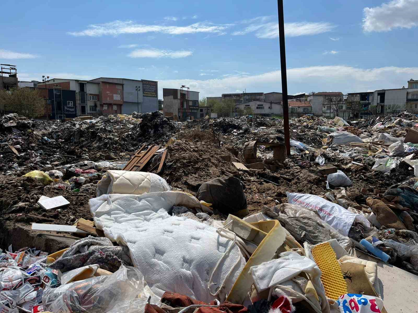 "Buca’da çöp durumu Hindistan’dan daha berbat"
"Buca’da çöp durumu Hindistan’dan daha berbat"