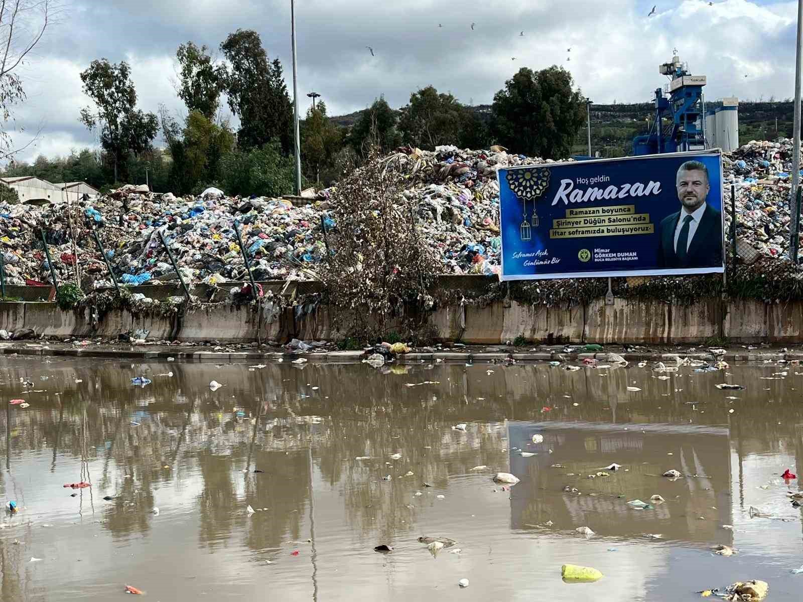 Buca’da çöp krizi: Belediye işçileri bu kez ’Nefes alamıyoruz’ diyerek eylem başlattı
