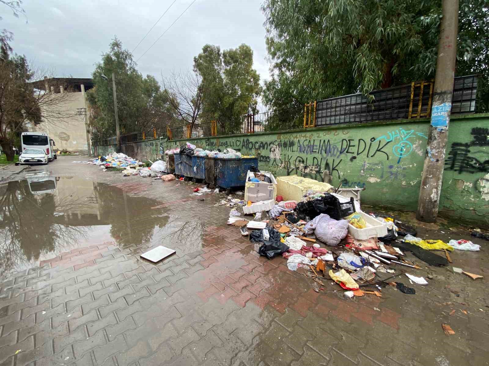 Buca’da grev bitti, çöp çilesi bitmedi
