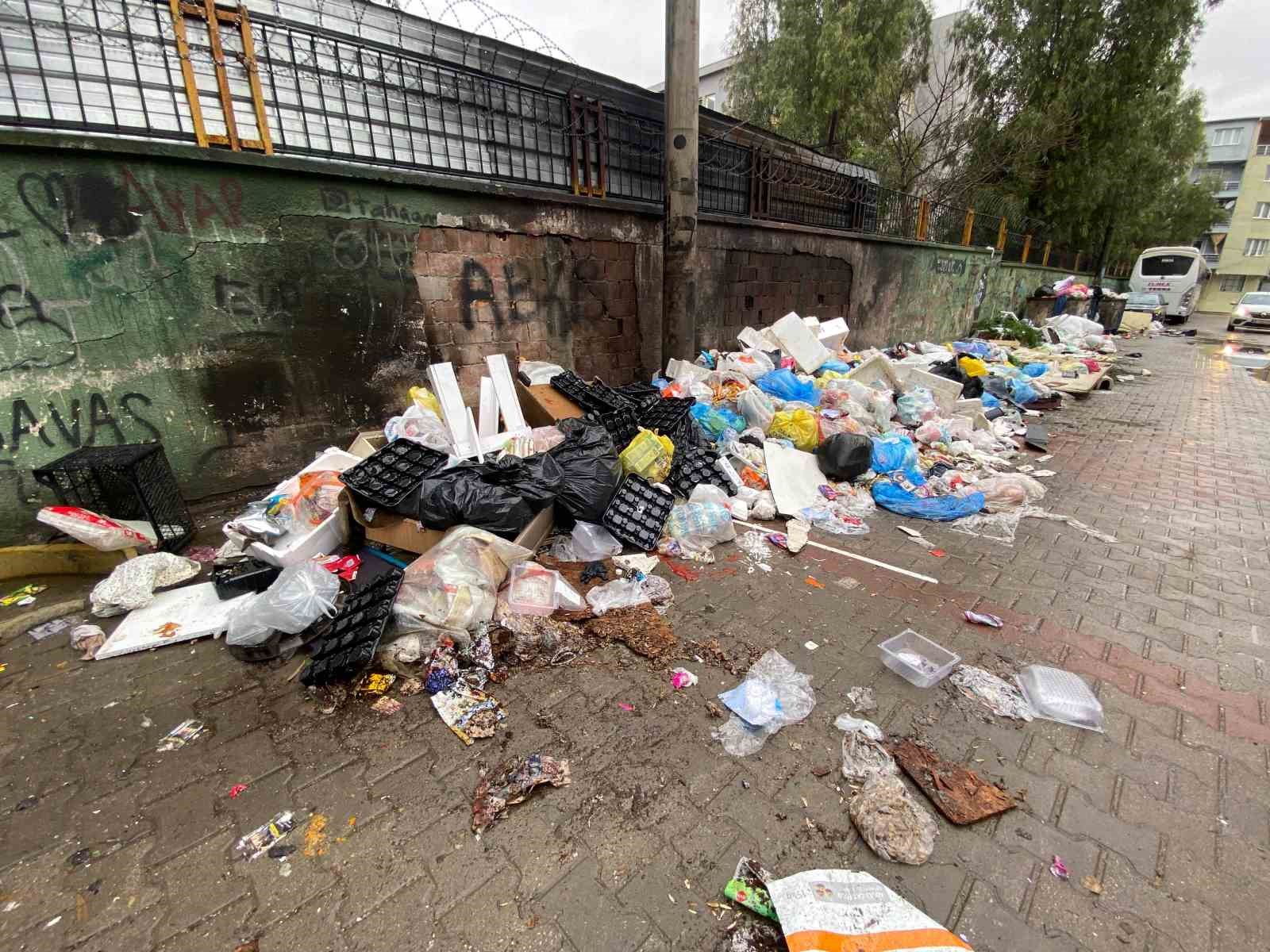 Buca’da grev bitti, çöp çilesi bitmedi
