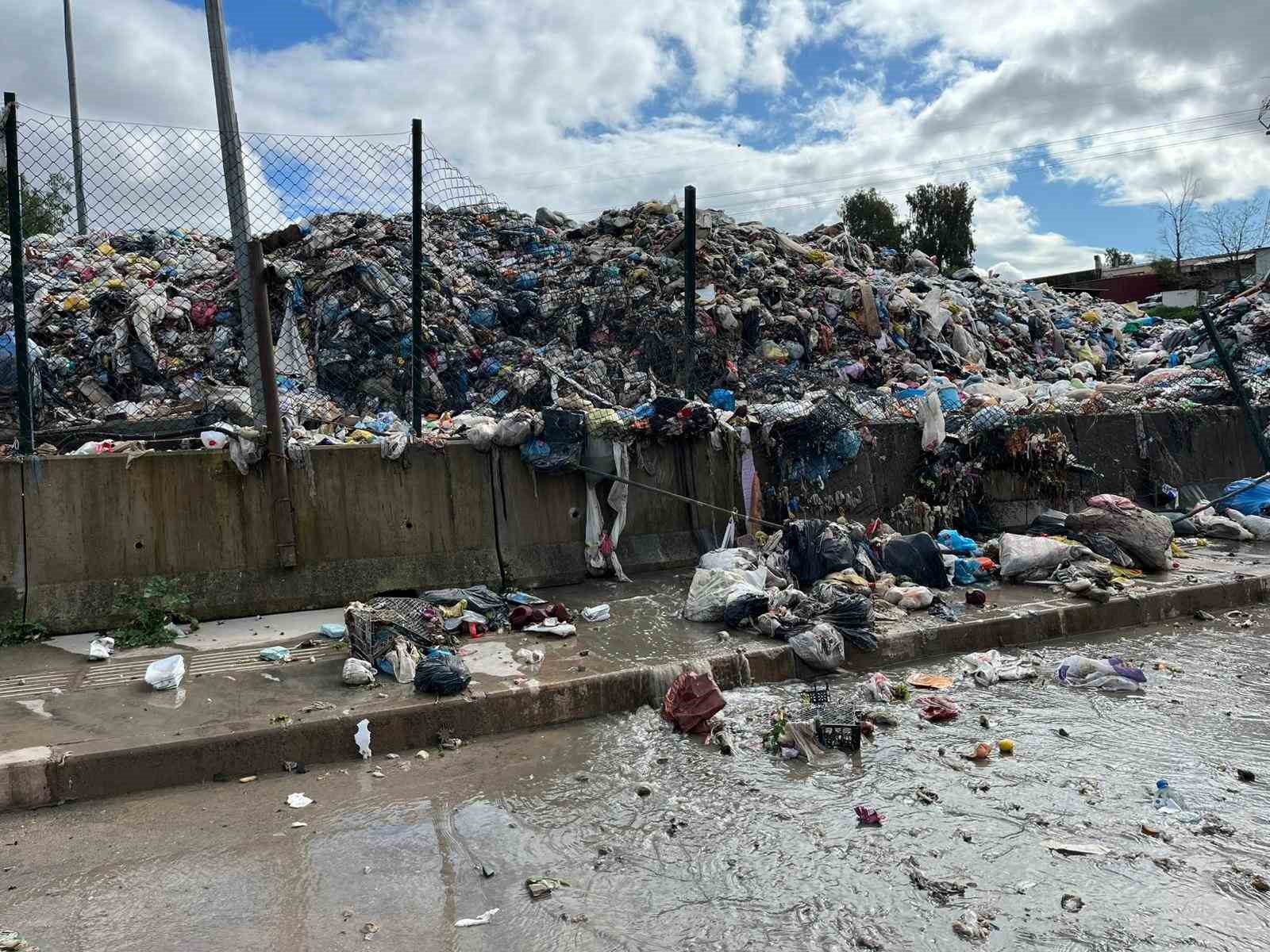 Buca’nın bitmeyen çilesi, yine ’çöp’
