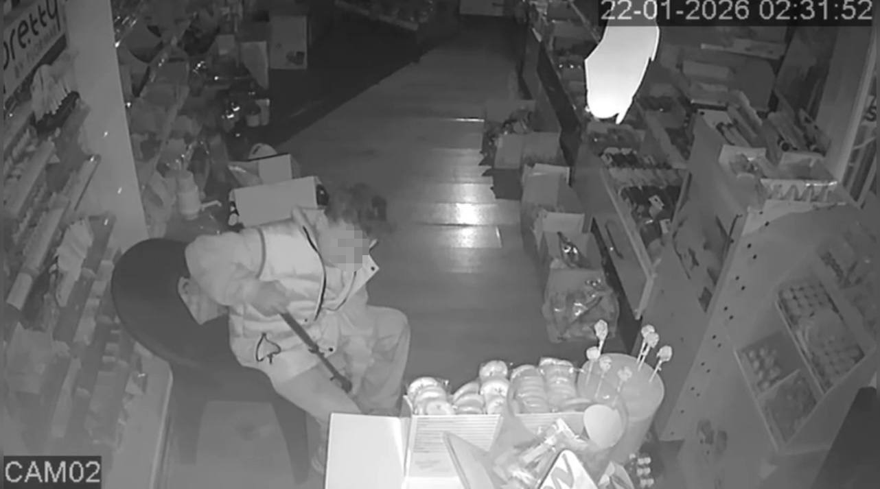 Büfeye giren çocuk top aldı şişirdi, büfe sahibi şikayetçi olmadı
