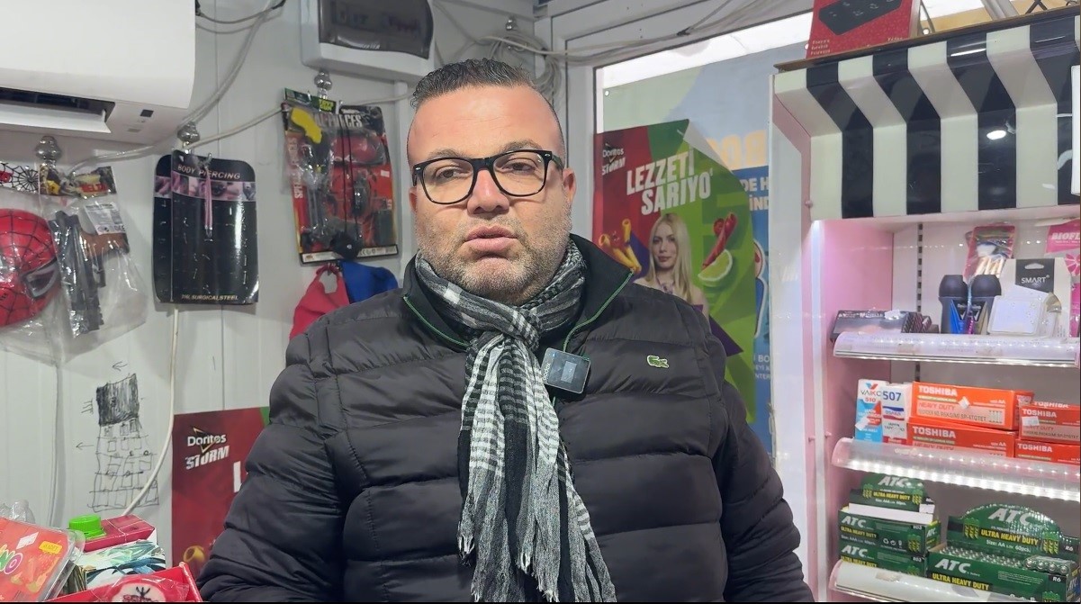 Büfeye giren çocuk top aldı şişirdi, büfe sahibi şikayetçi olmadı
