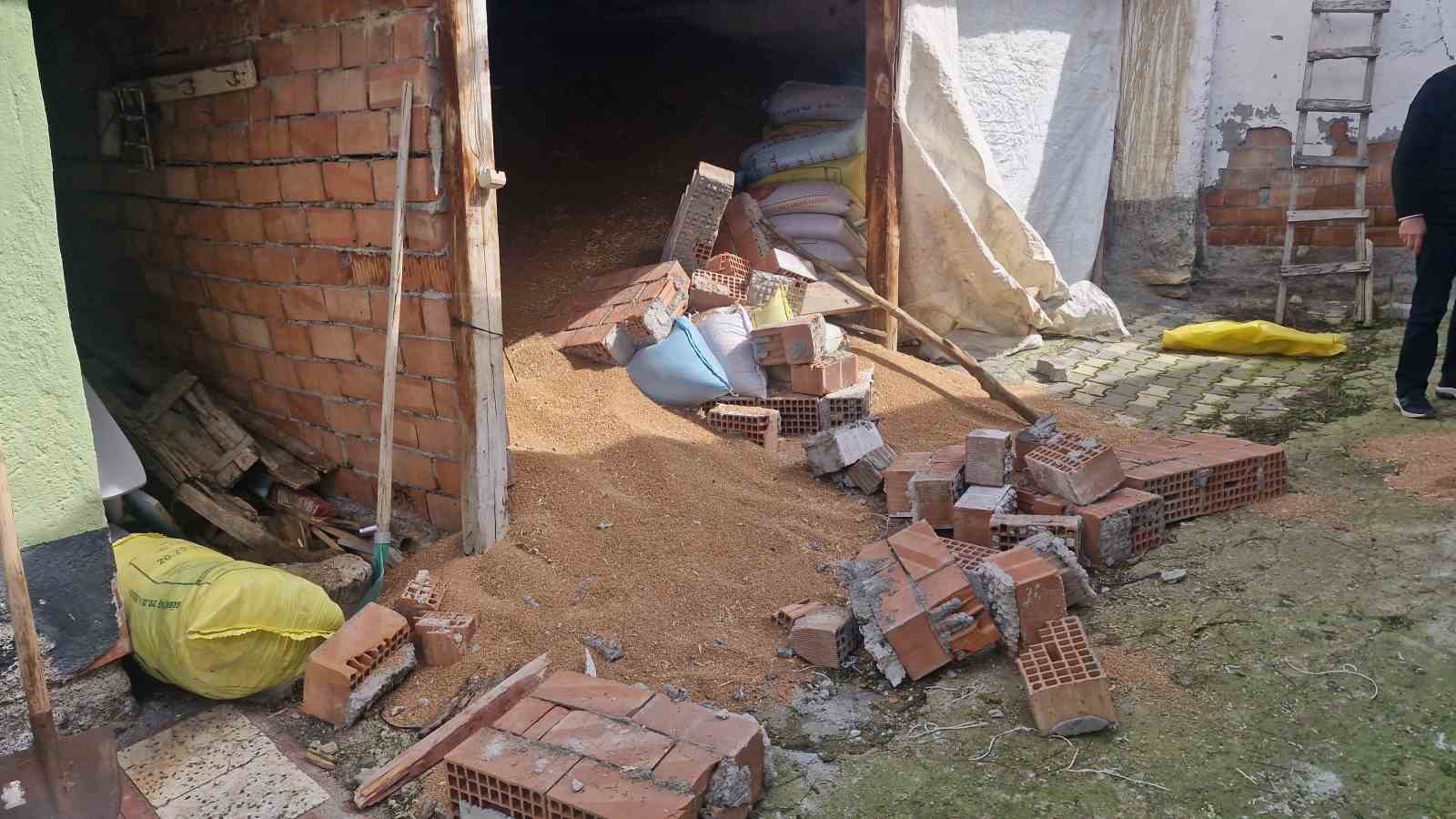 Buğday aktarımı sırasında facia: Kardeşlerden biri göçükte kaldı, diğerinin parmakları koptu
