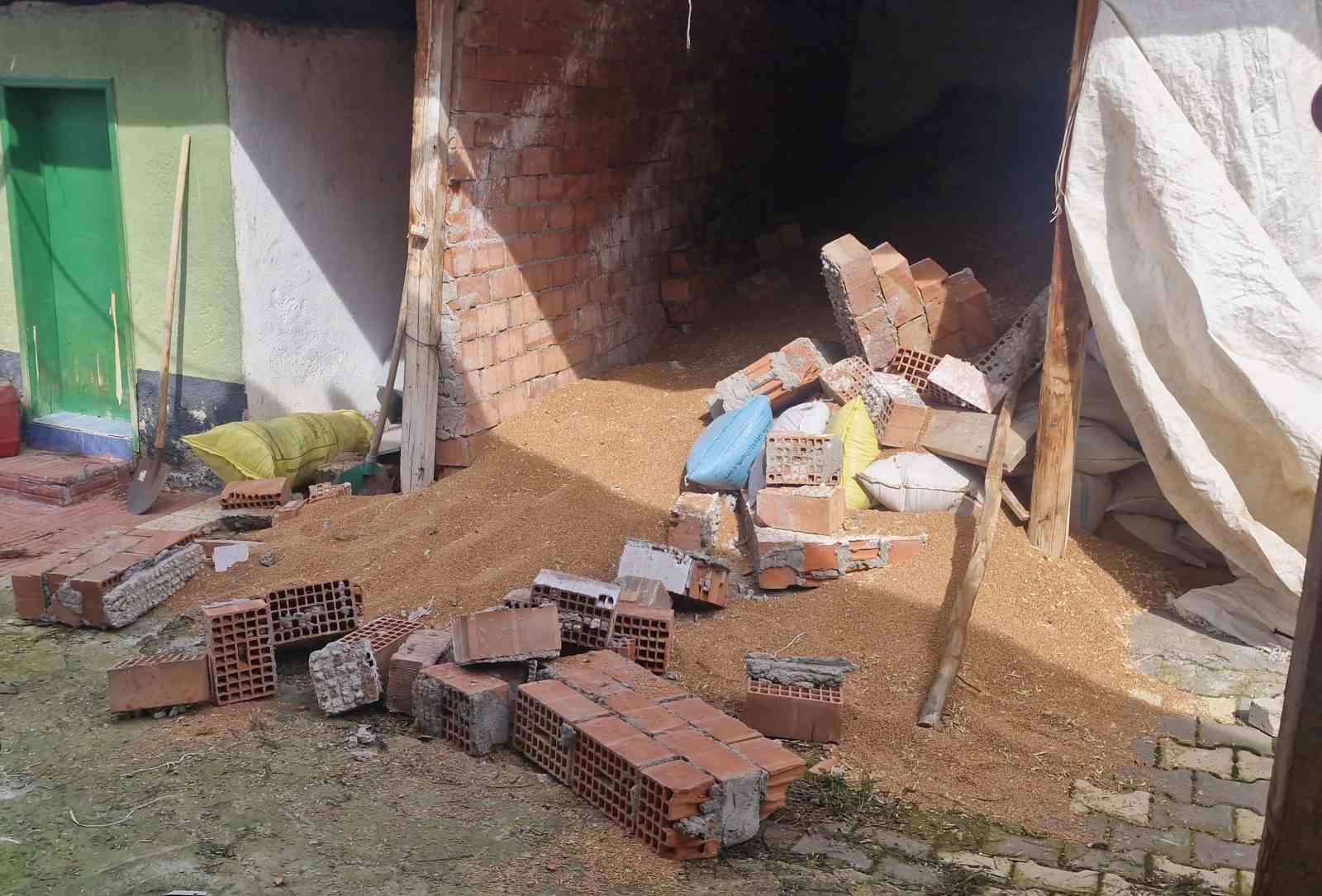 Buğday aktarımı sırasında facia: Kardeşlerden biri göçükte kaldı, diğerinin parmakları koptu
