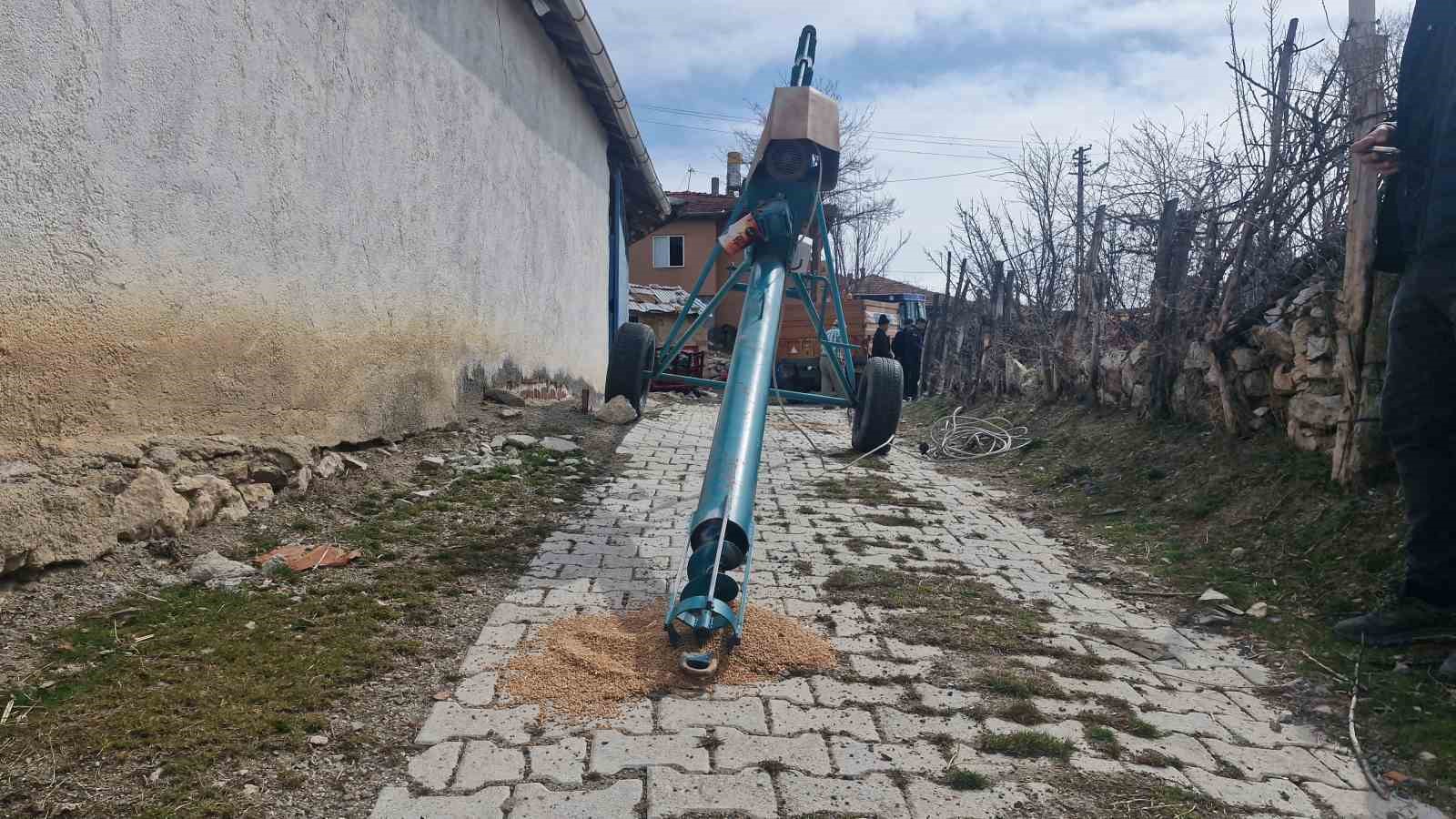 Buğday aktarımı sırasında facia: Kardeşlerden biri göçükte kaldı, diğerinin parmakları koptu
