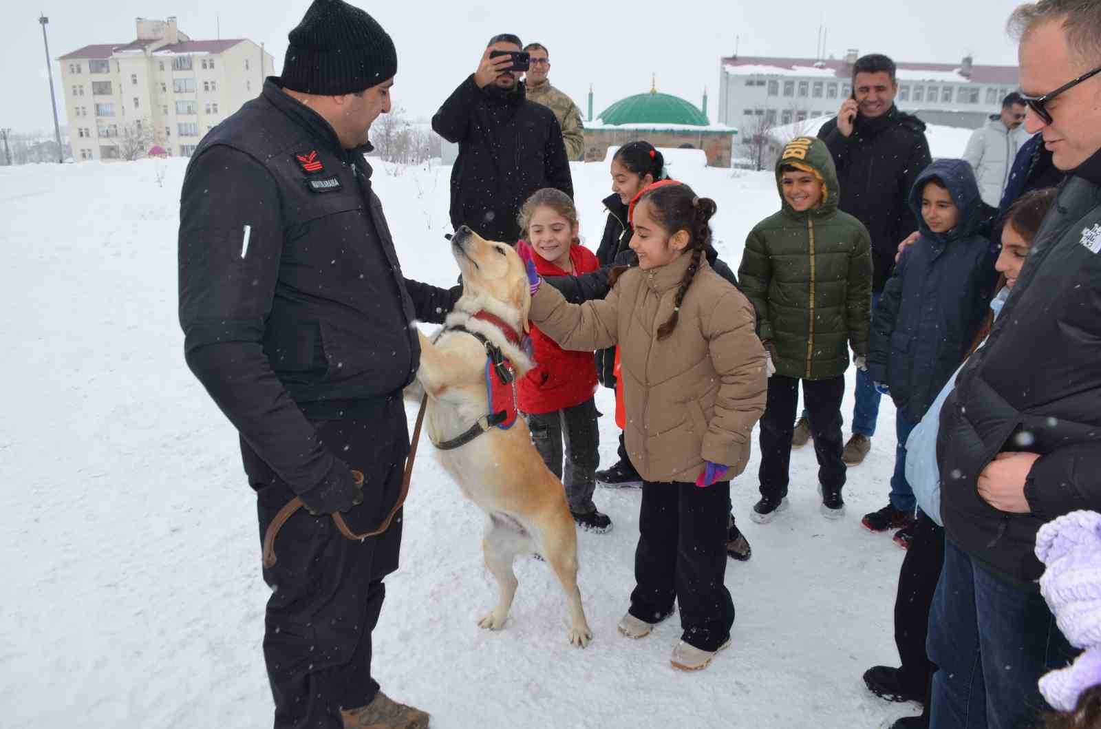 Bulanık Kaymakamlığı’ndan çocuklara unutulmaz kış şenliği
