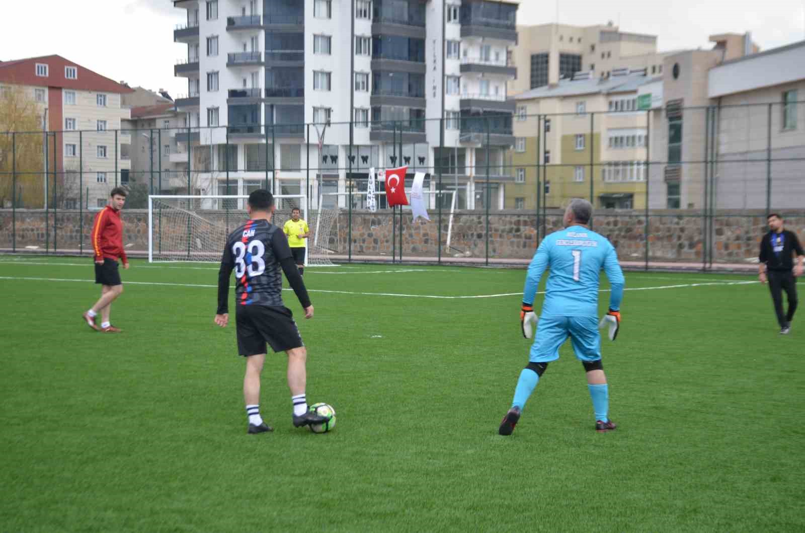 Bulanık’ta protokol ve polis sahada buluştu
