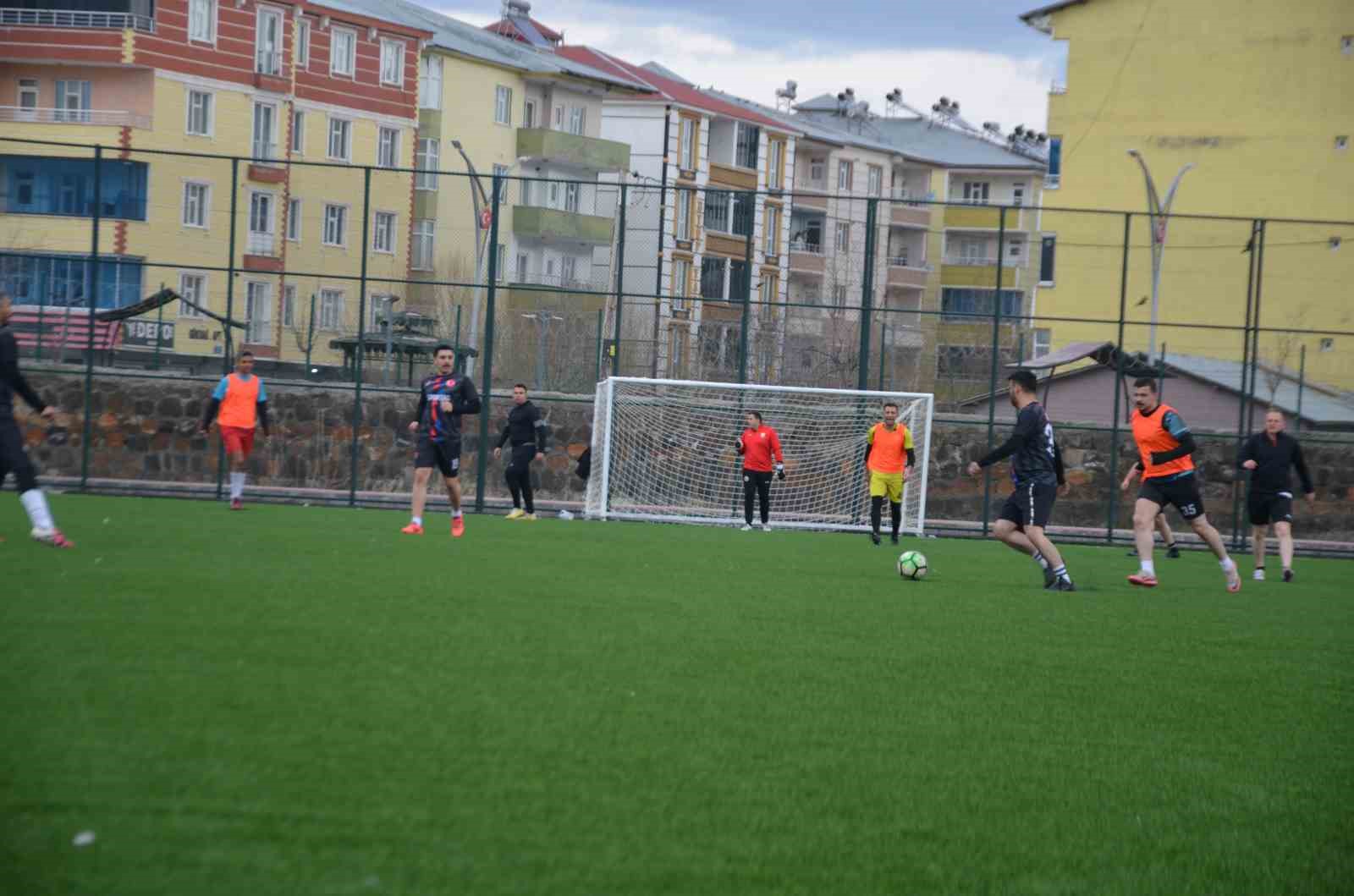 Bulanık’ta protokol ve polis sahada buluştu
